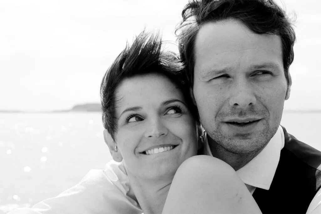 Schwarzweiß-Portrait eines Brautpaars an der Ostsee